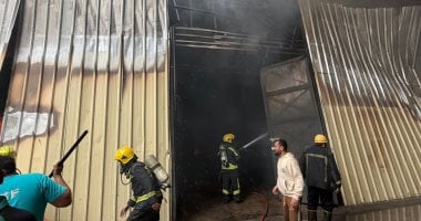 المعاينة: حريق مخزن جمالون ومعدات تجهيزات الأفراح بمصر القديمة.. صور