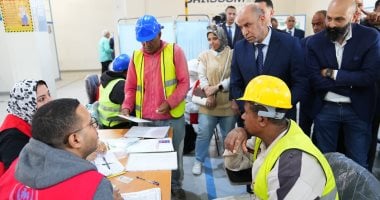 وزير العمل مع عمالة غير منتظمة بمترو الإسكندرية: اهتمام كبير بتأهيلكم فنيا ومهنيا