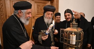 البابا تواضروس الثانى يتسلم النور المقدس بالمقر البابوي بالقاهرة