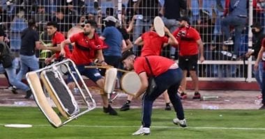 اشتباكات دامية بنصف نهائى الكونفدرالية وتأجيل المباراة 80 دقيقة.. صور