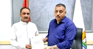 رئيس مركز الداخلة يسلم عقود تقنين أراض بعد سداد مستحقات الدولة