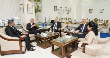 مصر للطيران تستقبل وفد نقابة المهن التمثيلية لتعزيز التعاون بين الجانبين