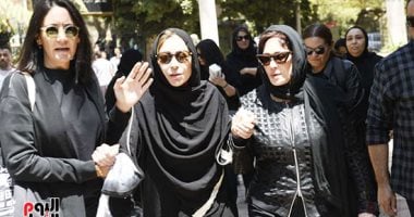 تشييع جثمان والد منة شلبي إلى مثواه الأخير بعد إداء صلاة الجنازة