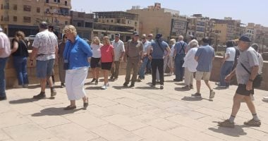 وفود أجنبية من حول العالم يستمتعون بسحر طريق الكباش الفرعونى بالأقصر.. صور