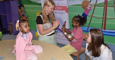 سياح من السويد ينظمون حفل ترفيهى لدعم الأطفال محاربي السرطان بالأقصر.. صور