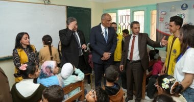 محافظ كفر الشيخ يتفقد المبادرة الرئاسية لفحص وعلاج مشاكل الإبصار لطلبة المدارس