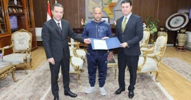 تسليم عقود تقنين جديدة لأراضى أملاك الدولة لواضعي اليد بالمنوفية