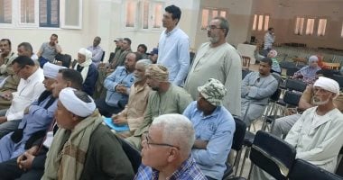 رئيس مركز الخارجة يعقد لقاءً جماهيرياً بقرية “المنيرة” لبحث ملفات التقنين