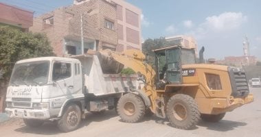 رفع 35 طن مخلفات فى حملات نظافة مكثفة بقرى أبنوب لتحسين الخدمات للمواطنين