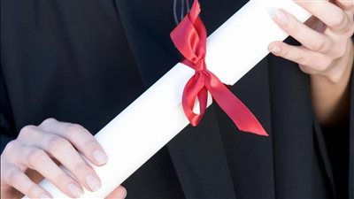 ضبط مدير كيان تعليمي وهمي بتهمة النصب ومنح شهادات مزيفة بالعبور