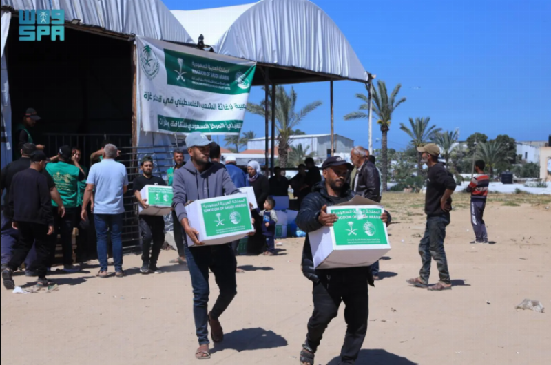 مركز الملك سلمان يوزّع 1,126 سلة غذائية في مدينة خان يونس بقطاع غزة