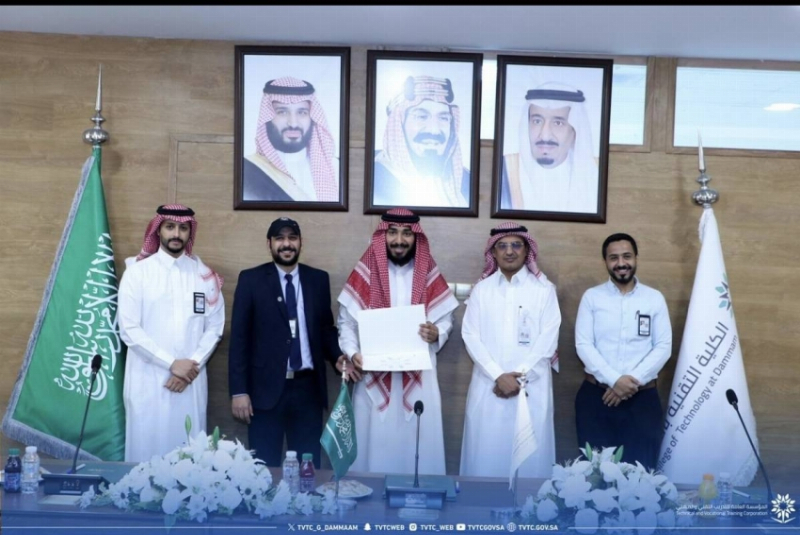 تكريم المتفوقين علمياً من متدربي الكلية التقنية بالدمام