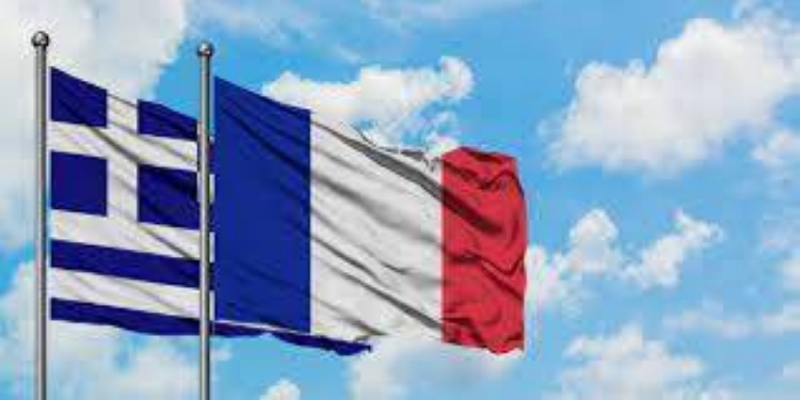 رئيس الوزراء اليوناني يستقبل الرئيس الفرنسي