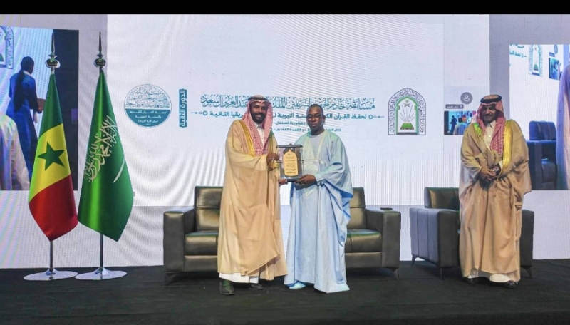 وزير التربية في السنغال يمنح وزير الشؤون الإسلامية وسام الشرف الوطني للتربية والتعليم