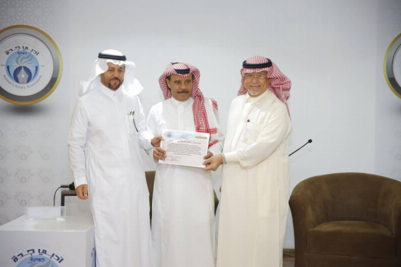 رئيسُ جمعيةِ أدبي جدة يُكرّمُ عددًا من الإعلاميين