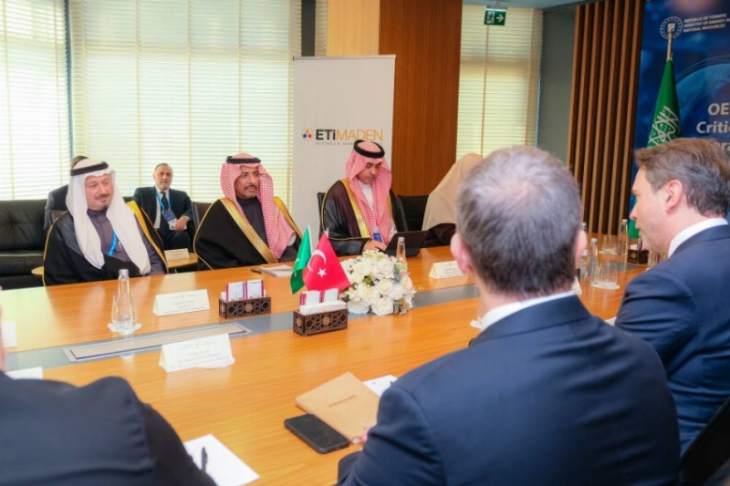 وزير الصناعة يلتقي وزير الطاقة والموارد الطبيعية التركي