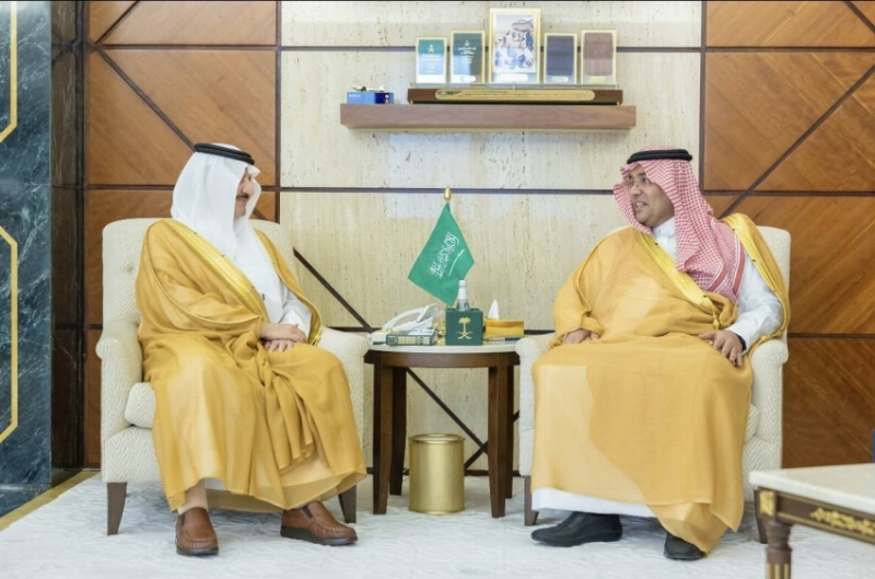 أمير المنطقة الشرقية يستقبل المدير الإقليمي لبنك التنمية الاجتماعية بالمنطقة