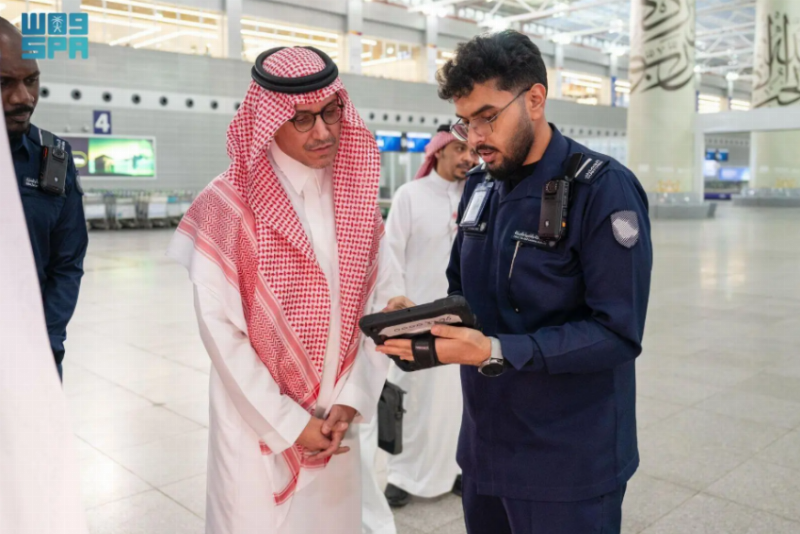 محافظ هيئة الزكاة يقف على تنفيذ خطة موسم الحج في مطار الملك عبدالعزيز الدولي