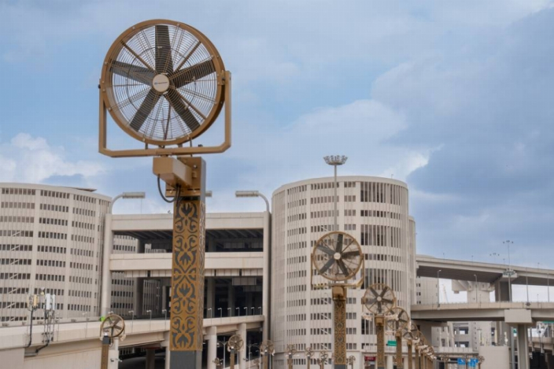 استبدال 400 عمود لمراوح الرذاذ المطور لتلطيف الأجواء في ساحات الجمرات