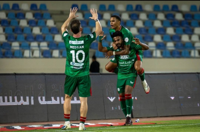الاتفاق يعبر نفق الأخدود بثلاثية ويصعب بقاءه في الدوري