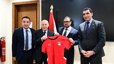 رئيس شباب النواب يكرم ابو ريدة والتوأم حسن ..واتحاد الكرة يهديه تيشرت المنتخب الوطني