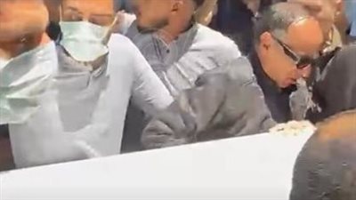 وصول جثمان والد منة شلبي لبدء مراسم الجنازة.. فيديو