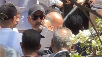 أبرزهم كريم عبد العزيز.. نجوم الفن يواسون منة شلبي في جنازة والدها