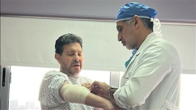 من المستشفى.. طارق الشناوي يكشف حقيقة الصورة المتداولة لـ هاني شاكر