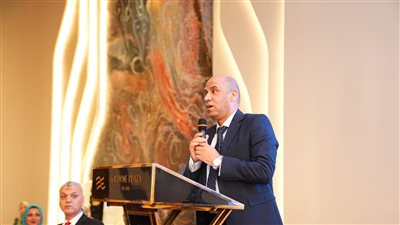 وزير العمل يشهد ثمار مراكز التدريب المهني وتأهيل الشباب لسوق العمل ويوزع عقود عمل لخريجين