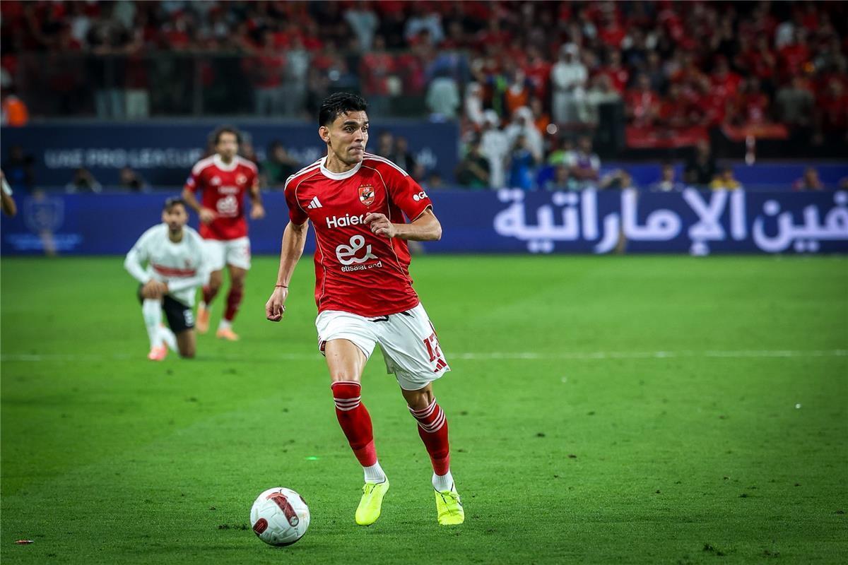 فيديو | برأسية رائعة.. أشرف بن شرقي يسجل هدف الأهلي الأول أمام الزمالك