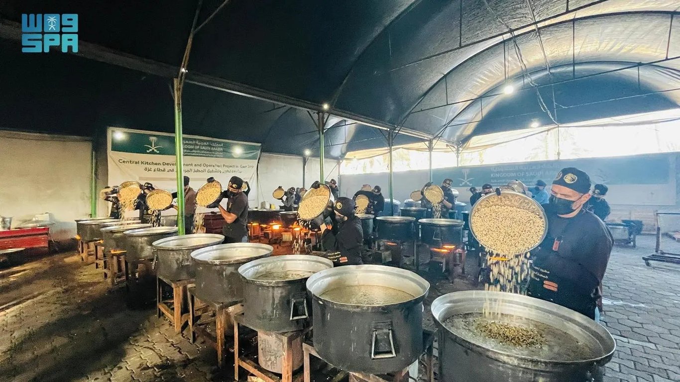 مركز الملك سلمان يرسل قافلة جديدة ويقدّم 25 ألف وجبة و1,210 سلال غذائية لغزة — سبق