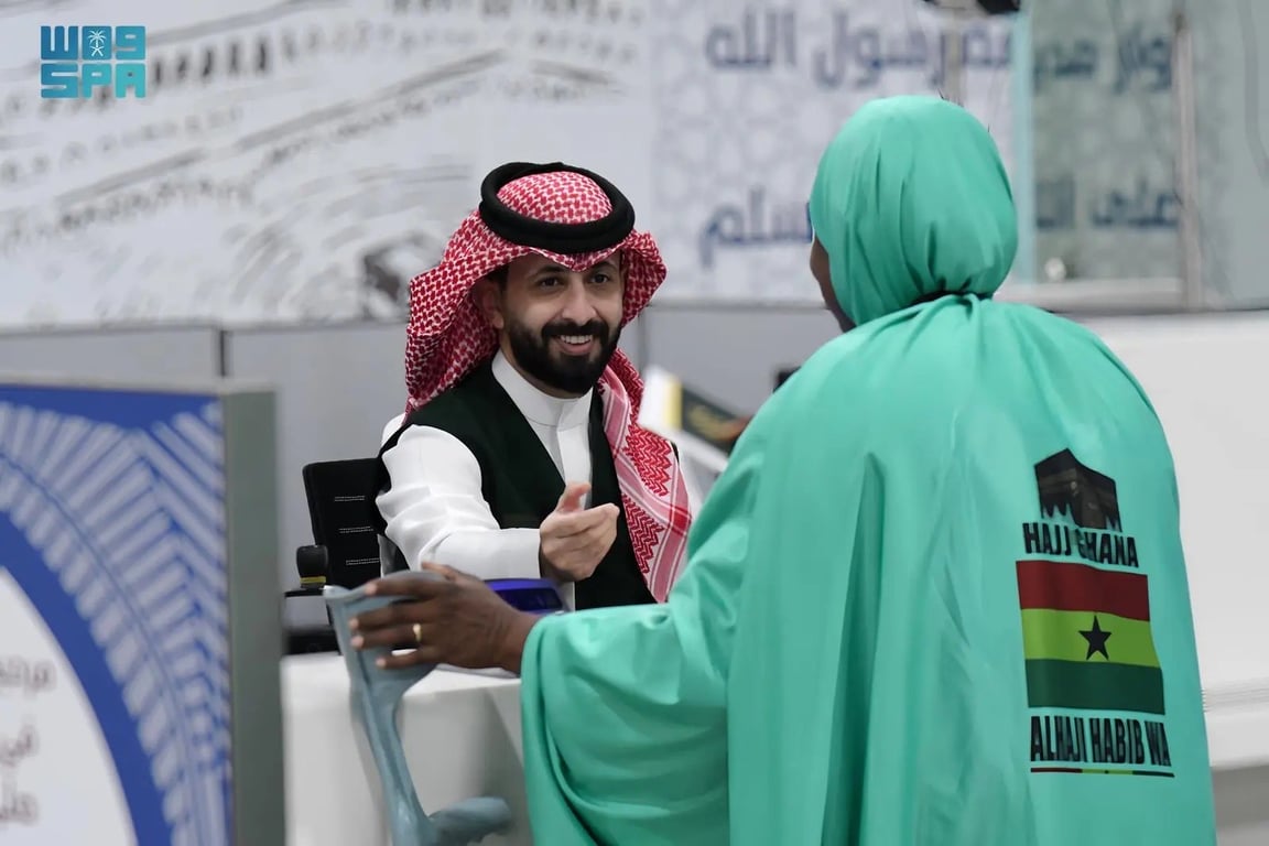 جوازات مطار الأمير محمد بن عبدالعزيز تستقبل ضيوف الرحمن من غانا — سبق