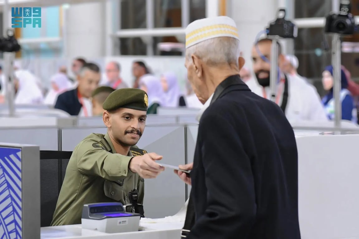 جوازات مطار الأمير محمد بن عبدالعزيز تستقبل أولى رحلات حجاج أوزبكستان لموسم حج 1447هـ