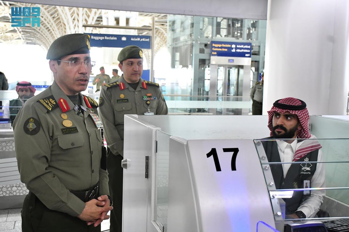 مدير عام الجوازات يتفقد جوازات مطار المدينة لمتابعة خدمة ضيوف الرحمن ورفع كفاءة الأداء