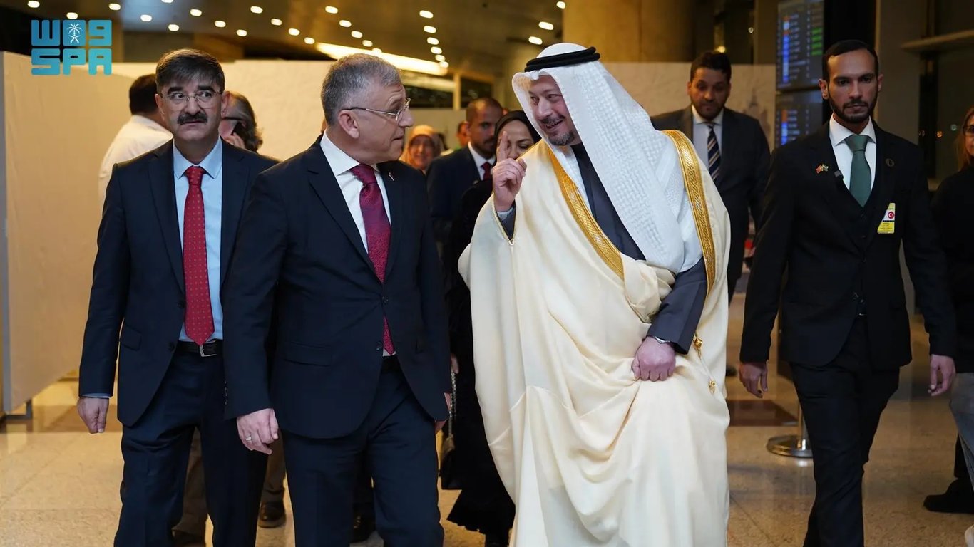 سفير المملكة في تركيا يتفقد صالة مبادرة طريق مكة بأنقرة ويشيد بخدماتها لحجاج بيت الله