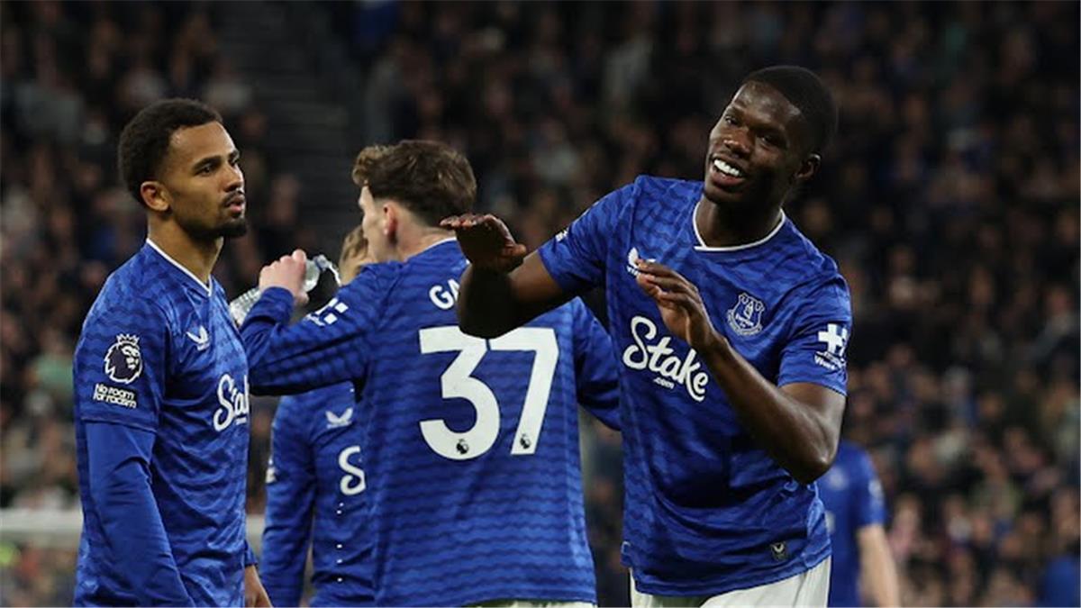 فيديو | في 5 دقائق.. إيفرتون يسجل هدفين أمام مانشستر سيتي