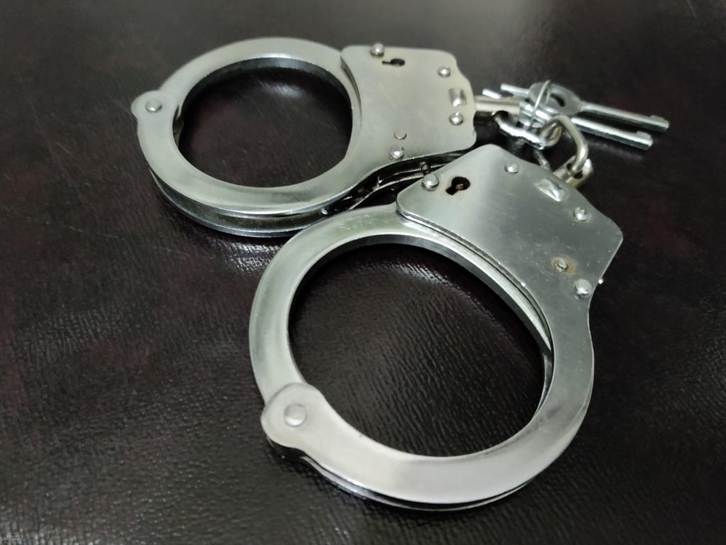 شرطة القصيم تطيح بعصابة إعلانات حج وهمية تضم مقيماً سورياً ومواطنين — سبق