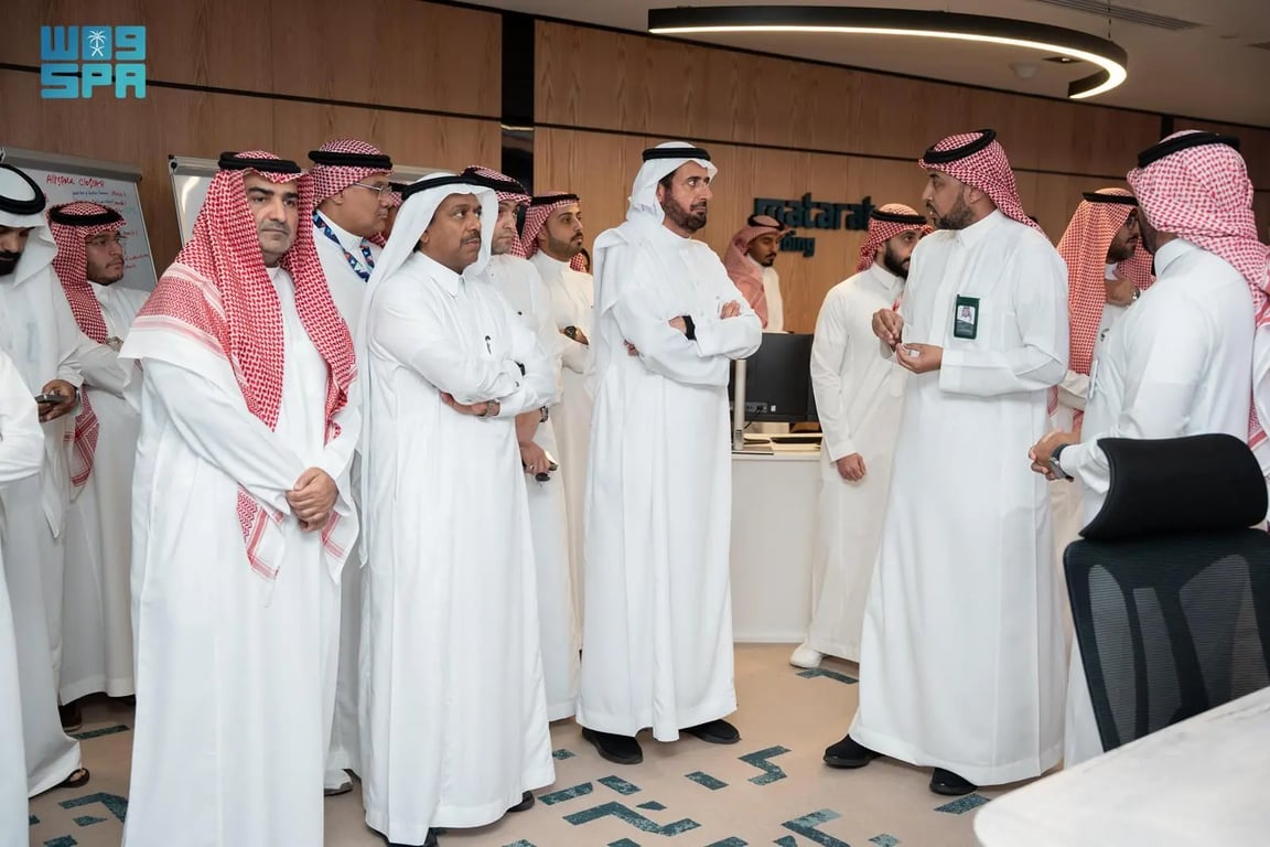 وزير الحج والعمرة يتفقد مطار الملك عبدالعزيز ويقف على مبادرات نسك وحاج بلا حقيبة لخدمة ضيوف الرحمن