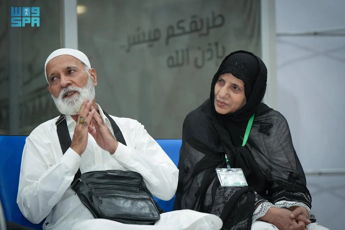 حاج باكستاني يحقق حلم 20 عامًا إلى مكة مع زوجته عبر مبادرة طريق مكة — سبق