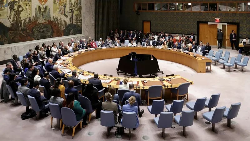 مشروع قرار أممي يلوّح بعقوبات على إيران ويفتح الباب لاستخدام القوة لحماية الملاحة في هرمز