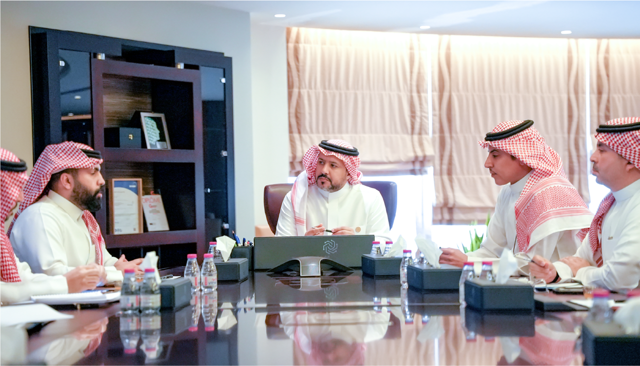 رئيس الجامعة السعودية الإلكترونية يجتمع بالمجلس الاستشاري الطلابي لدعم التجربة الأكاديمية