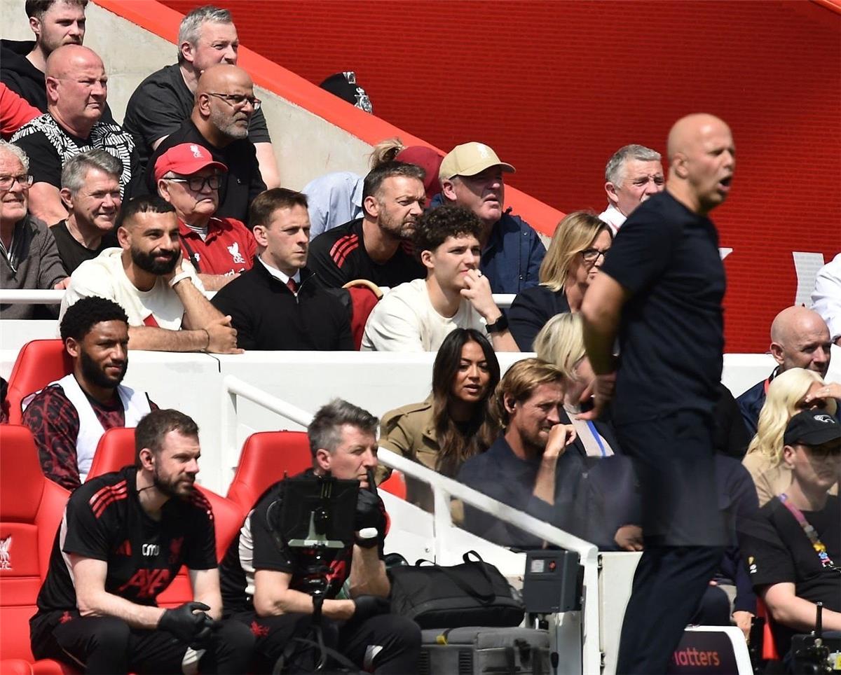 فيديو | محمد صلاح يظهر في مقر تدريبات ليفربول قبل مواجهة تشيلسي.. ويتلقى رسالة رائعة من مشجع