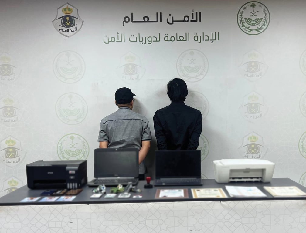 دوريات الأمن بمكة تضبط مقيمين يروّجان لخدمات حج وهمية عبر إعلانات مضللة — سبق