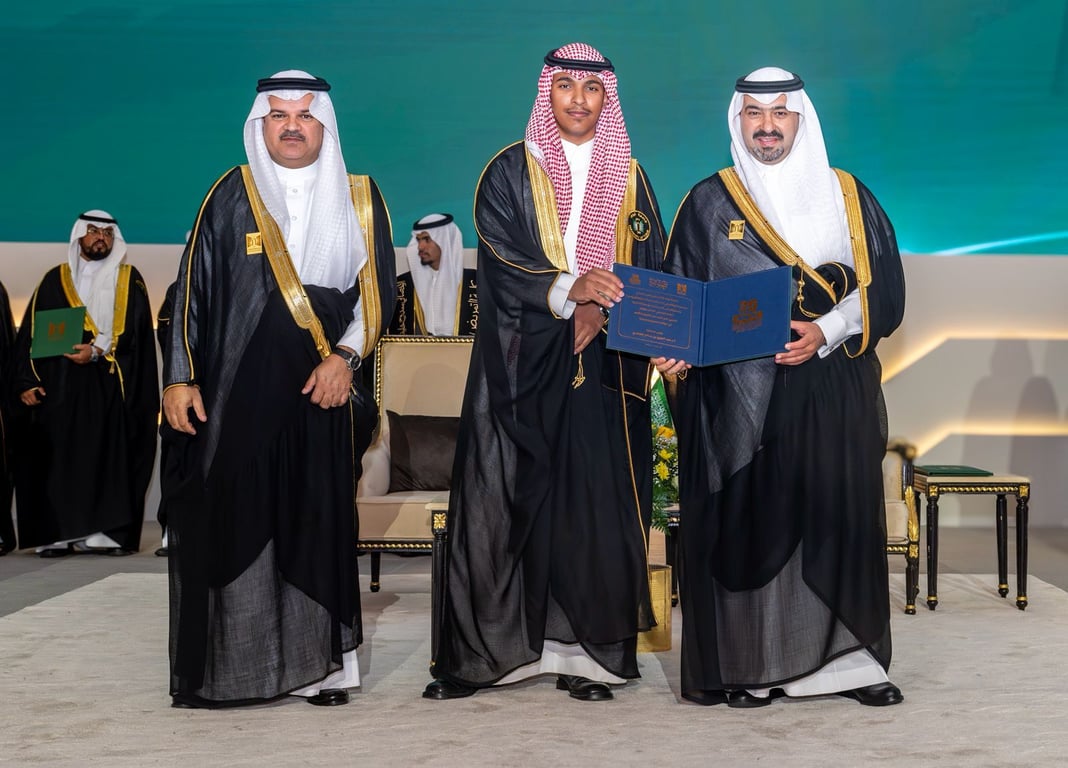 نائب أمير تبوك يشارك في حفل تخريج الدفعة الـ20 من طلاب جامعة تبوك — سبق