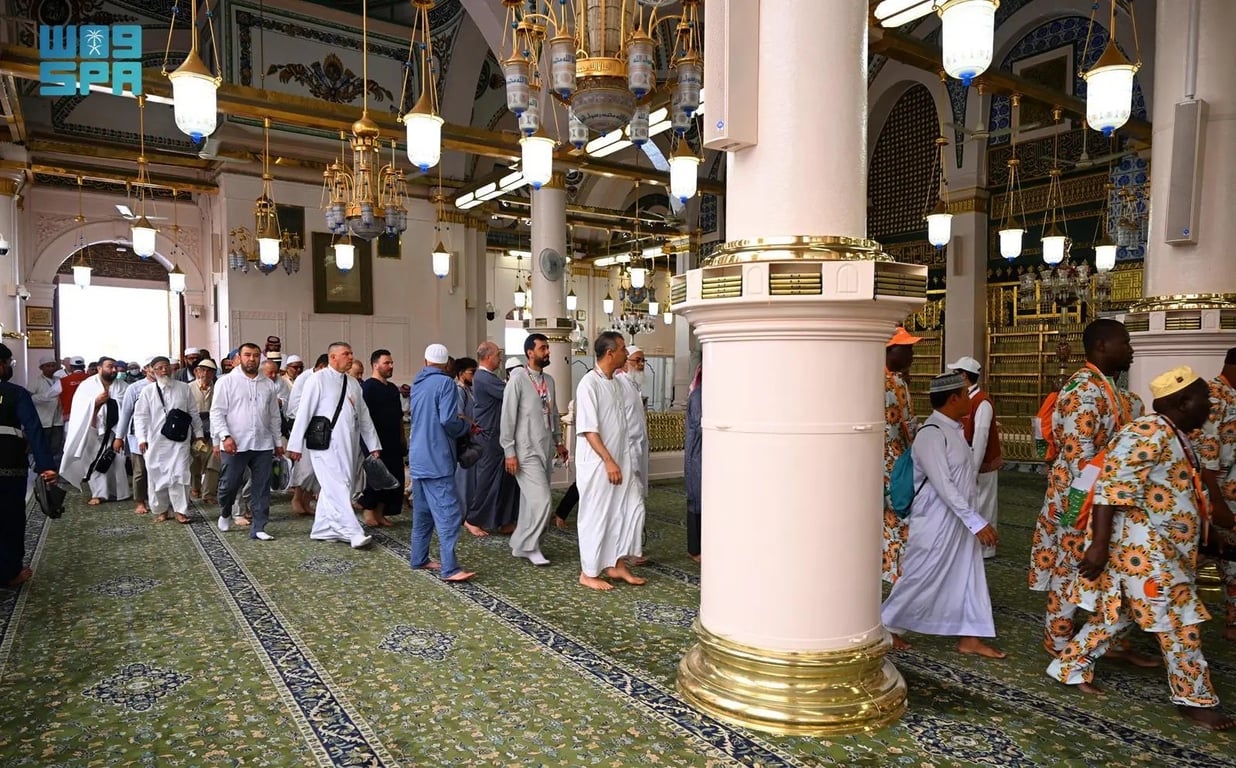 خدمات إرشادية وإنسانية تسهم في انسيابية دخول الزوار إلى الروضة الشريفة