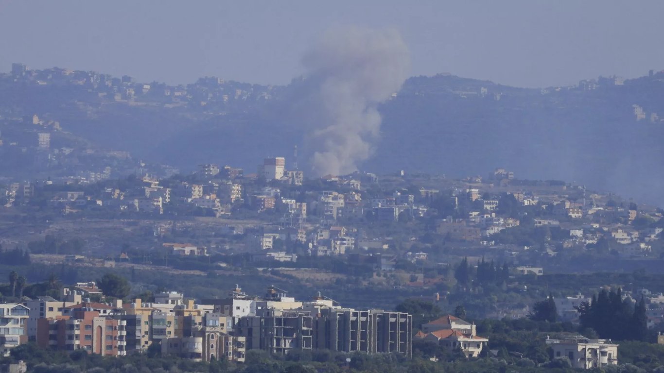 غارات إسرائيلية على جنوب لبنان تقتل 10 أشخاص بينهم 4 أطفال وترفع حصيلة الضحايا إلى 2500