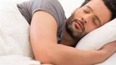 وضعية نوم شائعة تفقدك بصرك