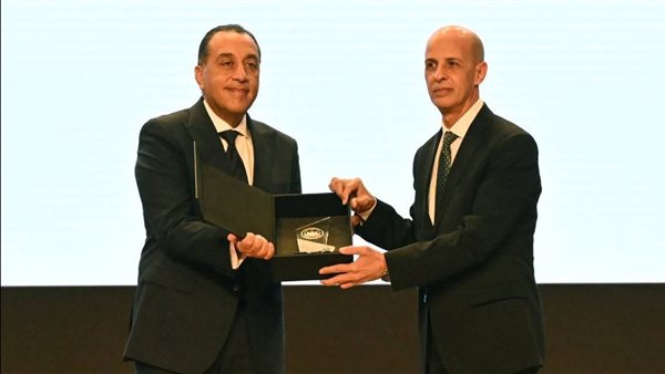 مدبولي يكرم رئيس جامعة بني سويف تقديراً لتفوق طلاب الحاسبات