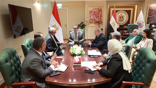 وزير الصحة يبحث مع صناعة الأدوية توطين الإنتاج وتعزيز الاكتفاء الذاتي