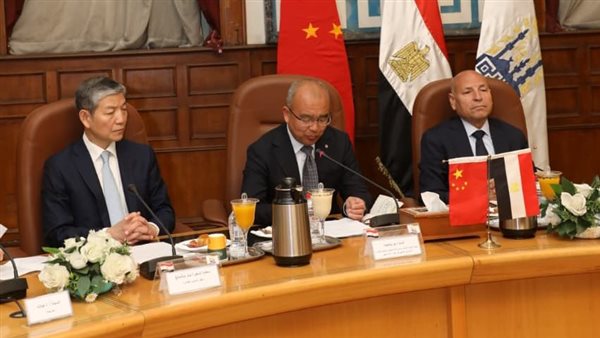 محافظ القاهرة يلتقي وفدًا صينيًا لتعزيز التعاون المشترك
